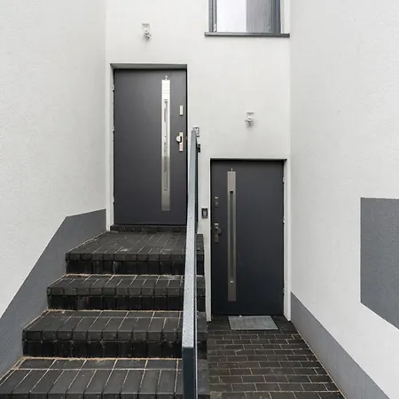 Krosnienska With Balcony By Renters アパート